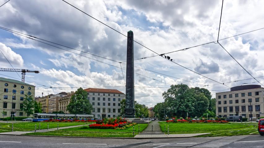Karolinenplatz mit Obelisk in München